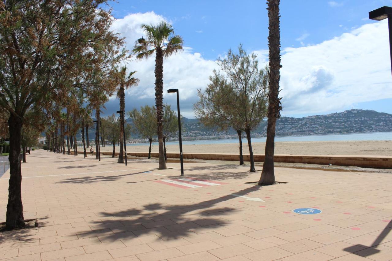 Beautiful Apartment 75M2 With View At The Beach, Pool, Parking Rosas Exterior foto